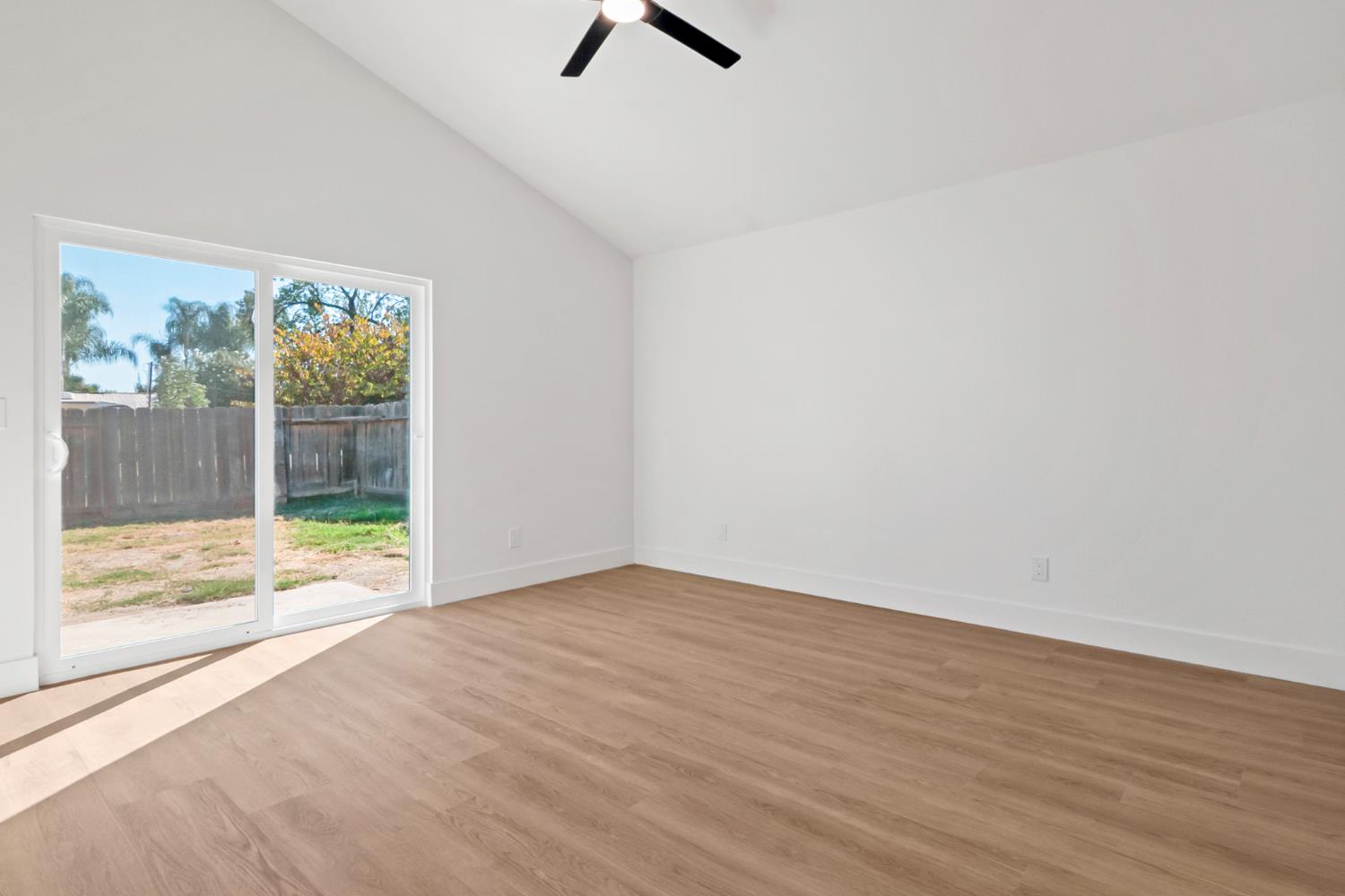 608 Bronze Ln, Waterford, CA 95386