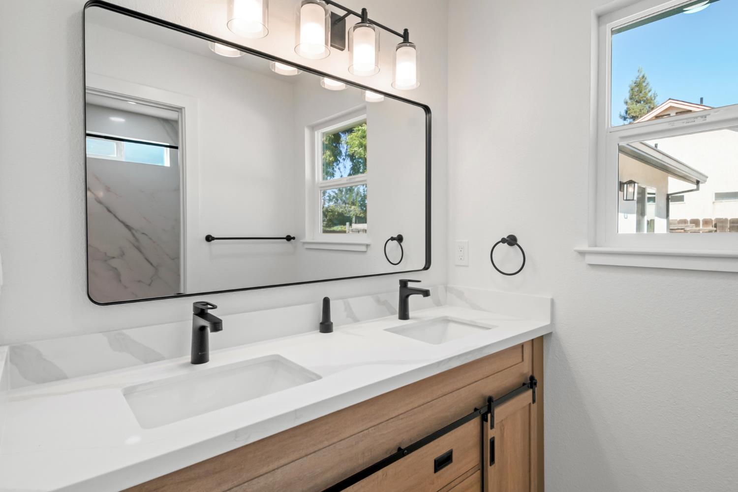 608 Bronze Ln, Waterford, CA 95386