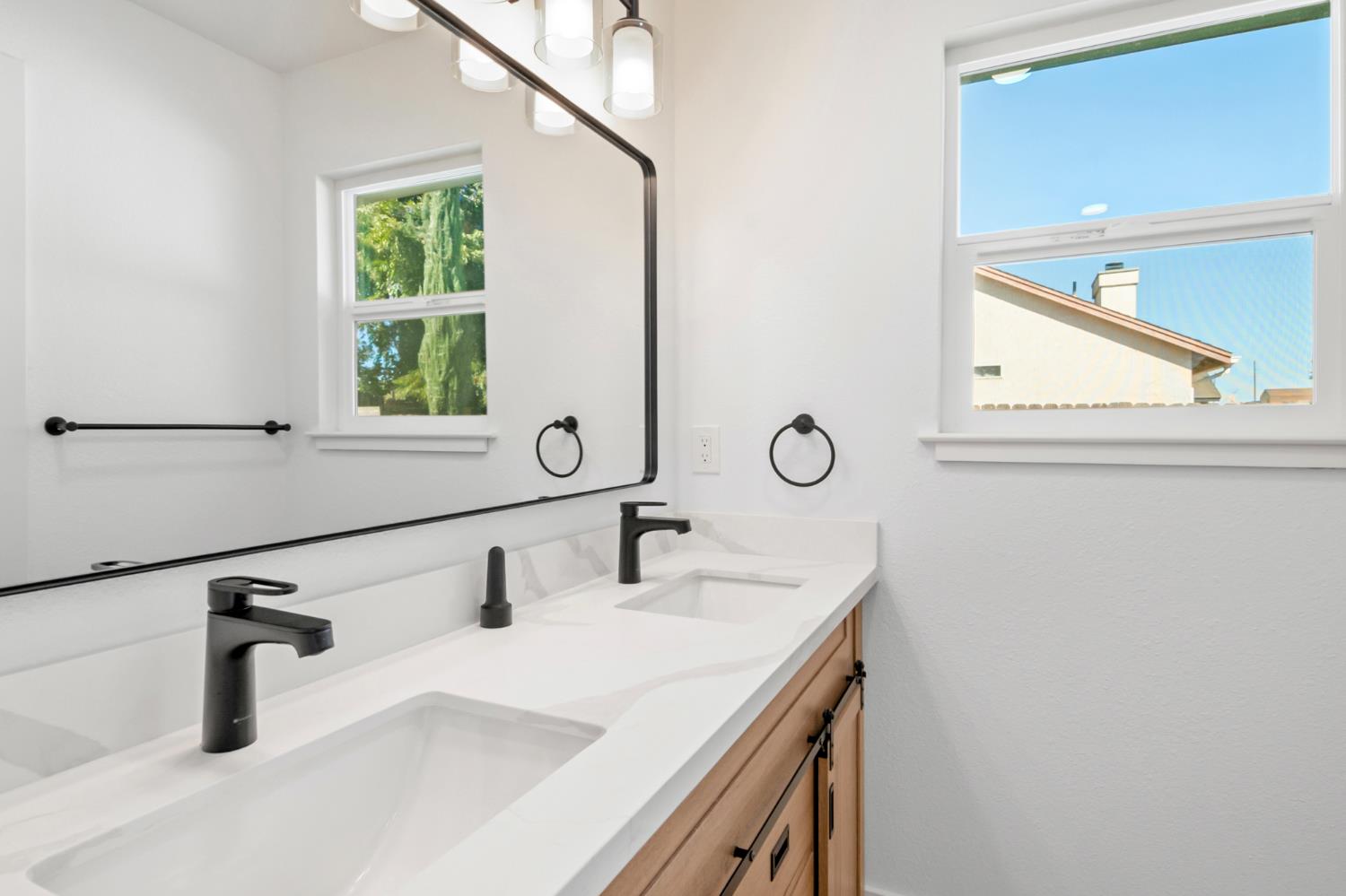 608 Bronze Ln, Waterford, CA 95386