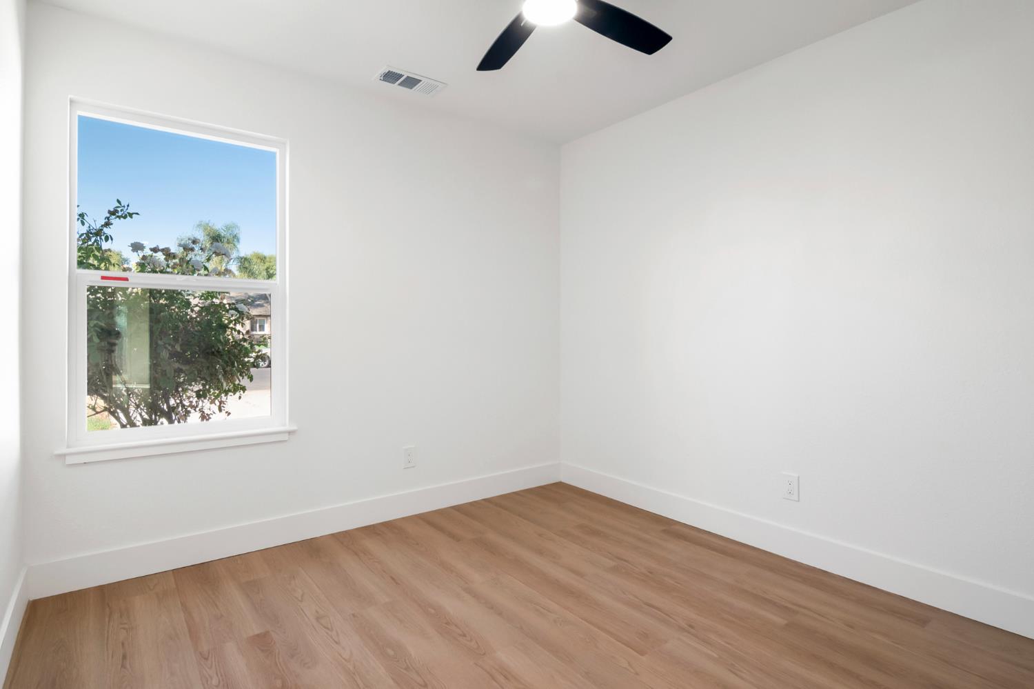 608 Bronze Ln, Waterford, CA 95386