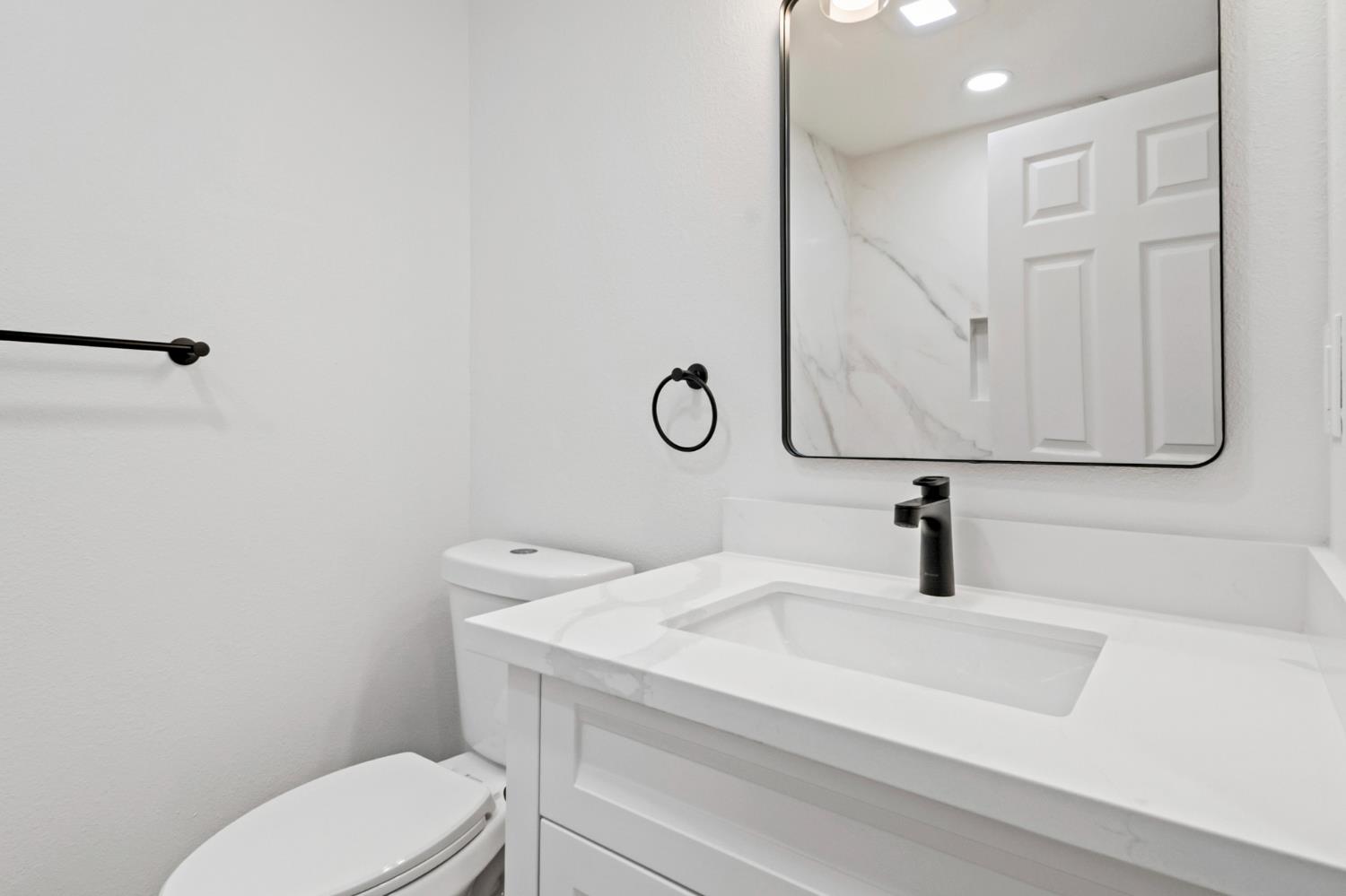 608 Bronze Ln, Waterford, CA 95386