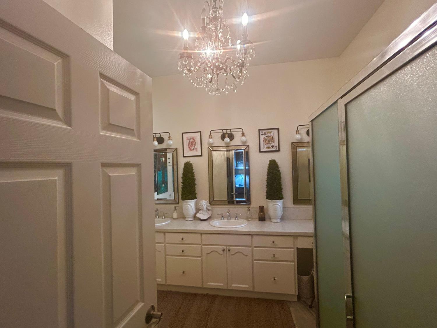 1824 E Stonebrook Ln, Clovis, CA 93611