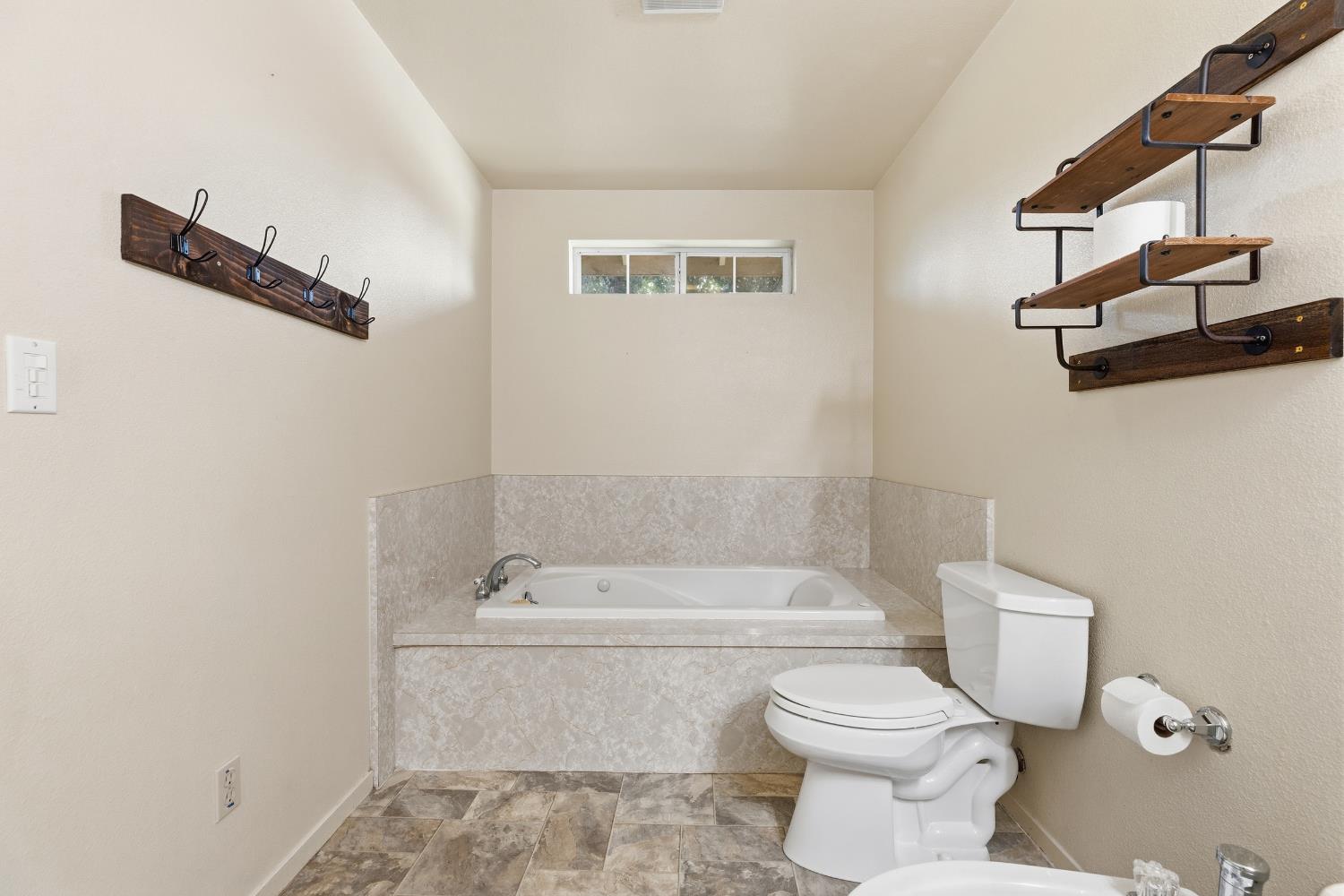 1422 Silva Ave, Newman, CA 95360