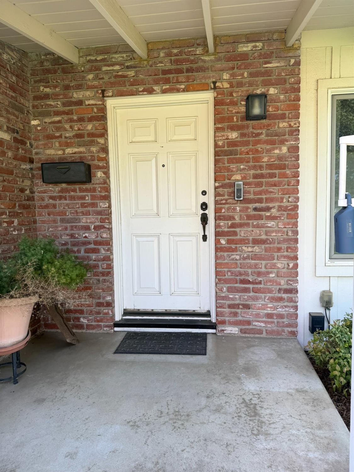 213 Hilton St, Madera, CA 93637