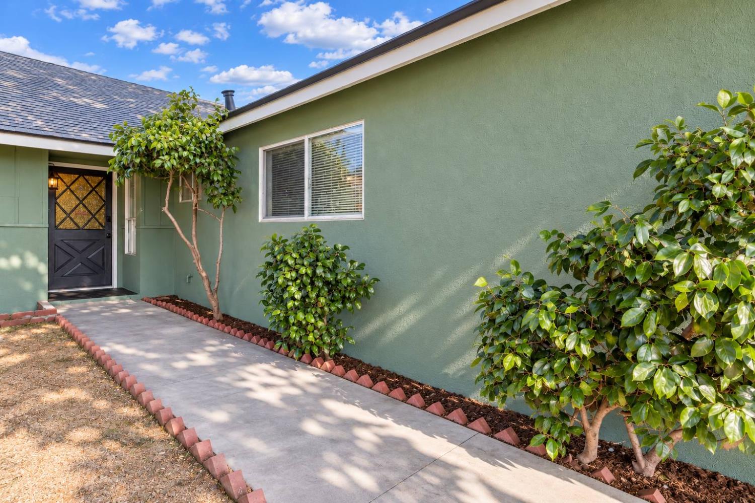 988 Laurel Ave, Lindsay, CA 93247
