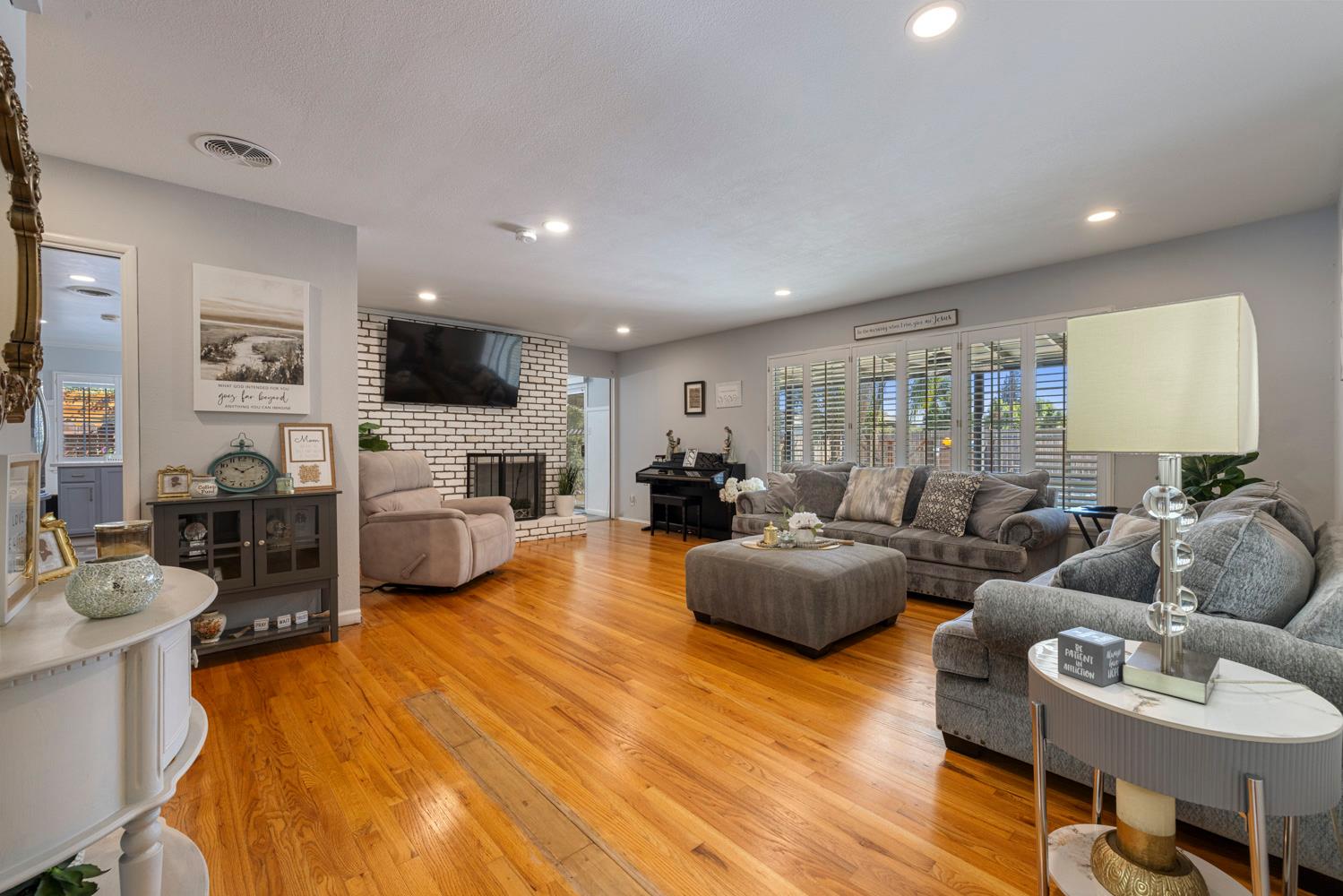 1002 Mount Vernon Dr, Modesto, CA 95350