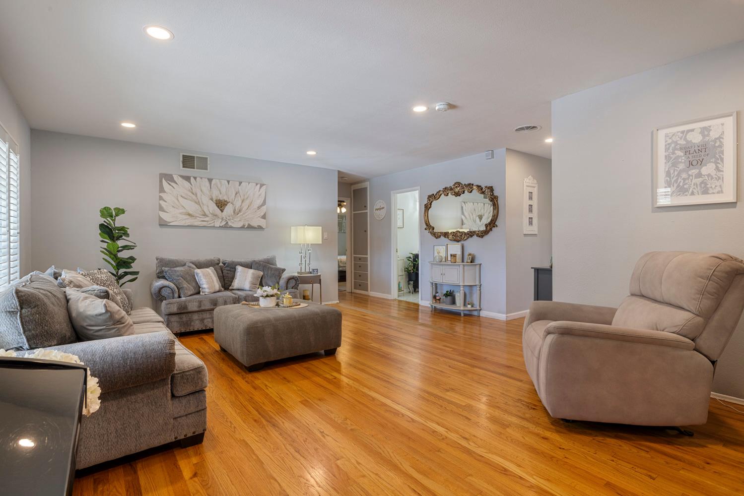 1002 Mount Vernon Dr, Modesto, CA 95350