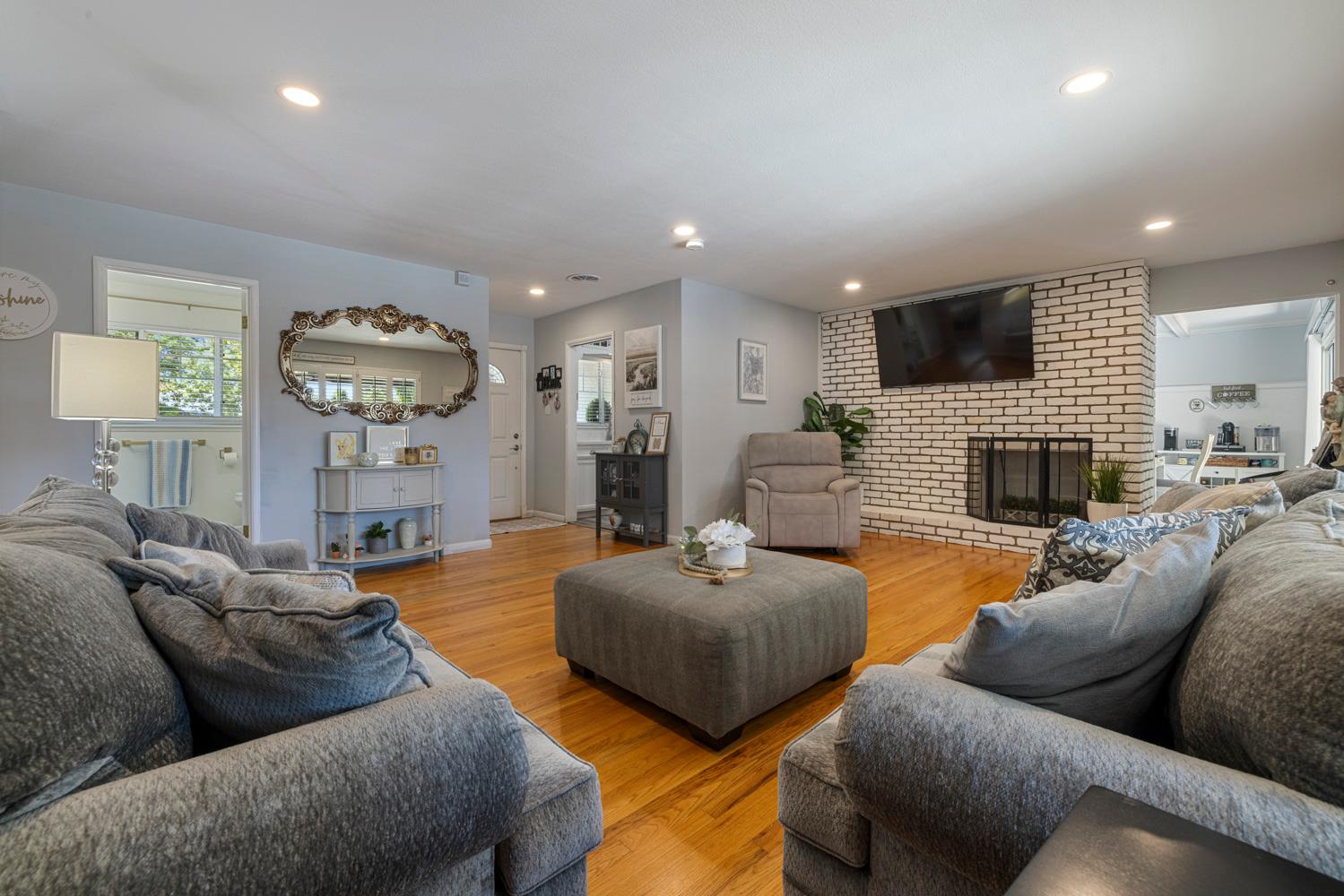 1002 Mount Vernon Dr, Modesto, CA 95350
