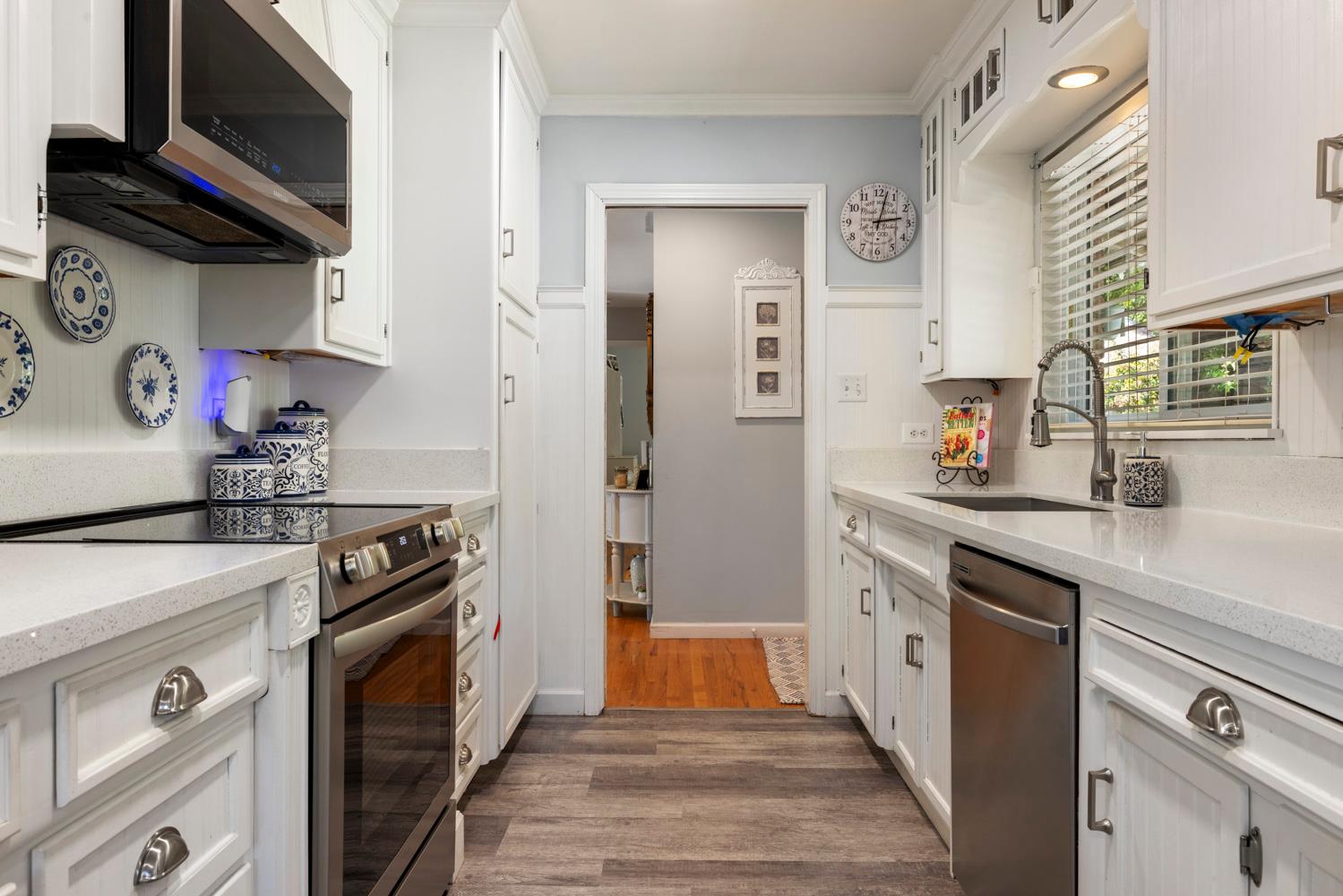 1002 Mount Vernon Dr, Modesto, CA 95350