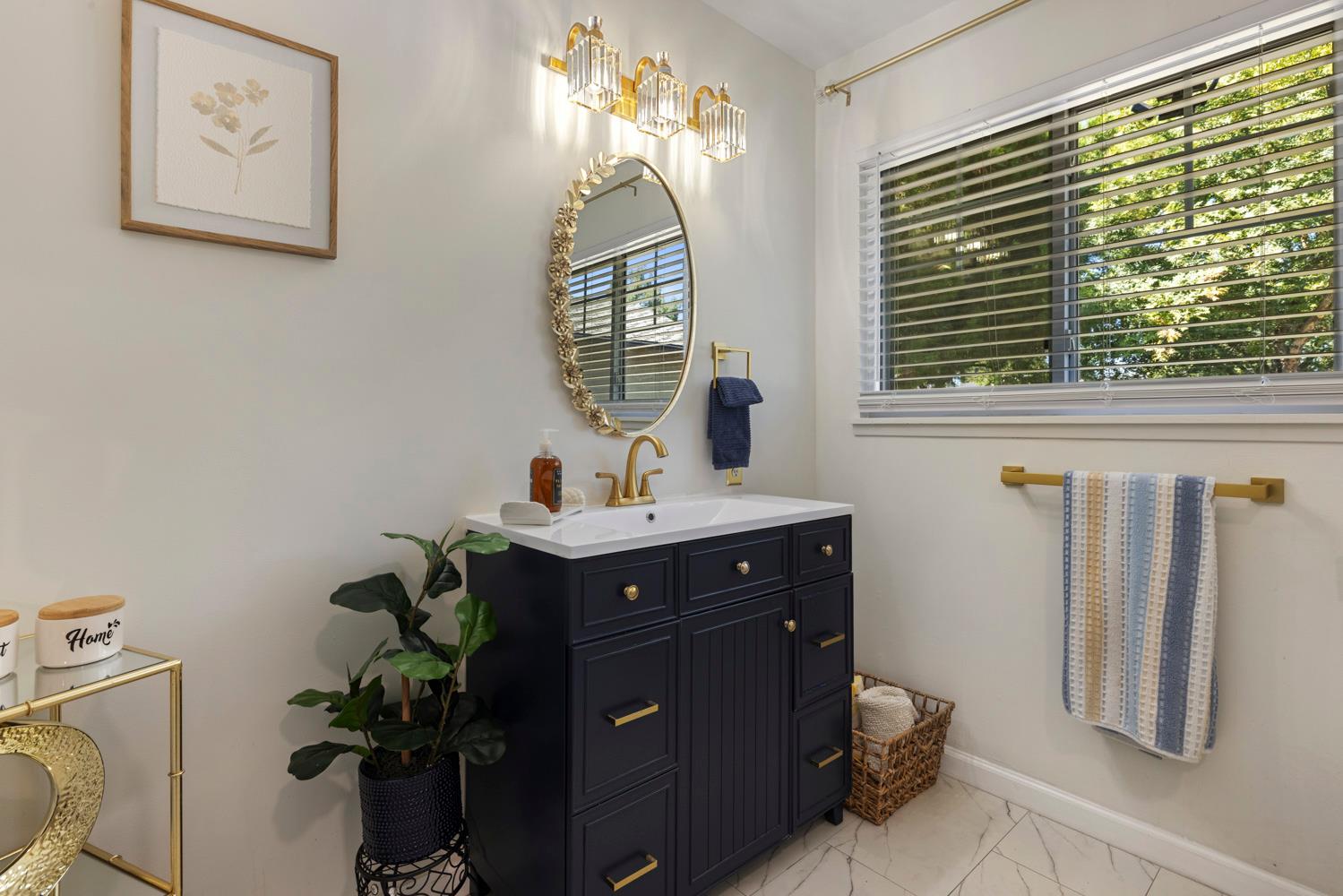 1002 Mount Vernon Dr, Modesto, CA 95350