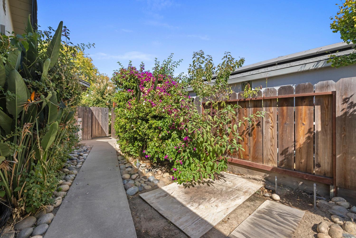 1002 Mount Vernon Dr, Modesto, CA 95350