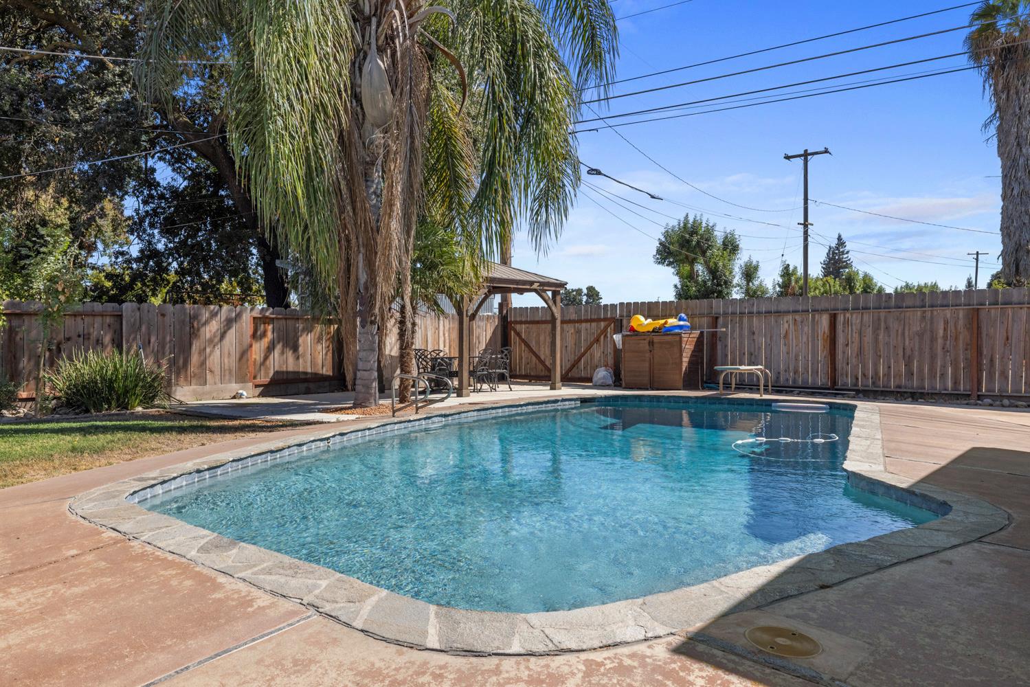 1002 Mount Vernon Dr, Modesto, CA 95350