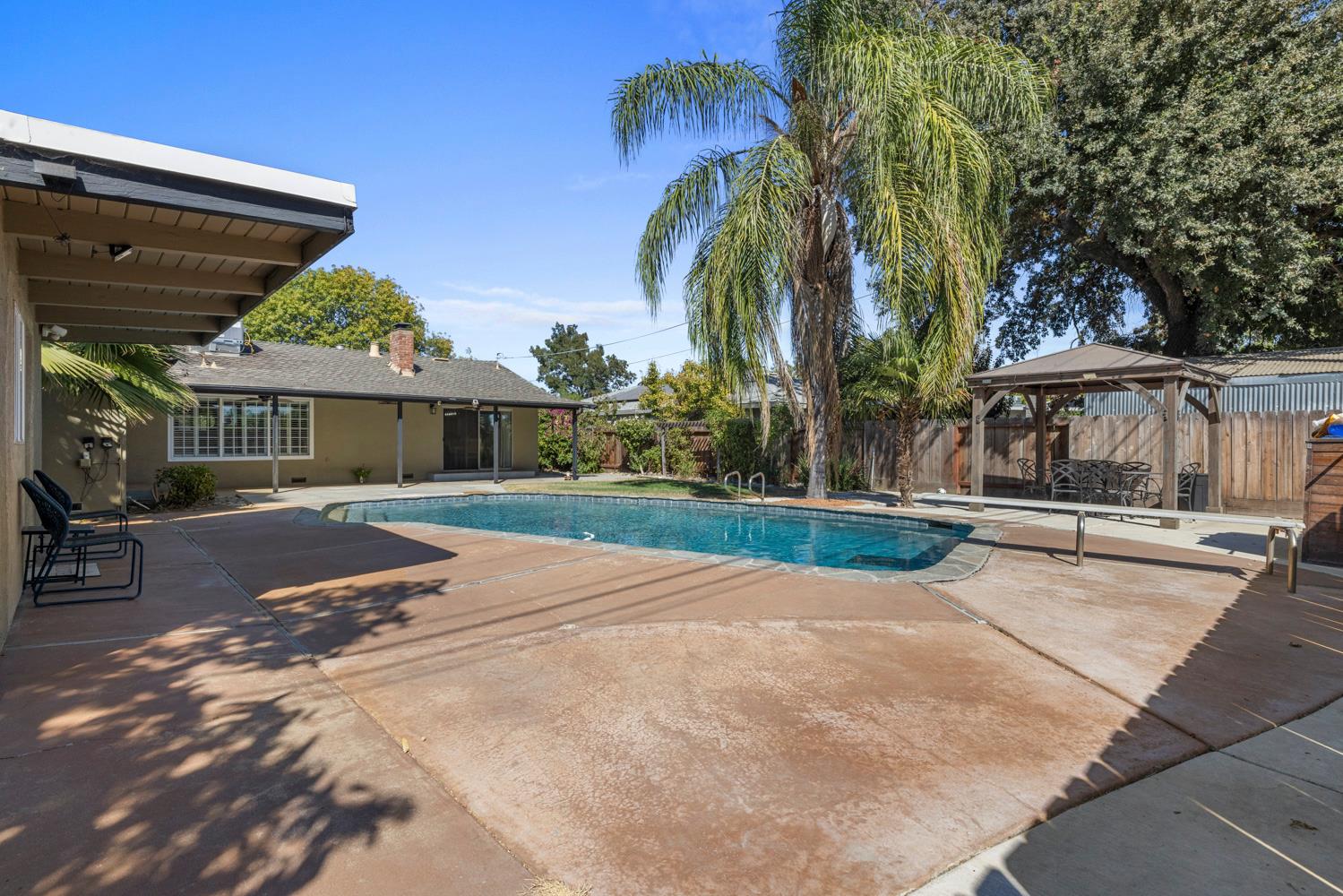 1002 Mount Vernon Dr, Modesto, CA 95350