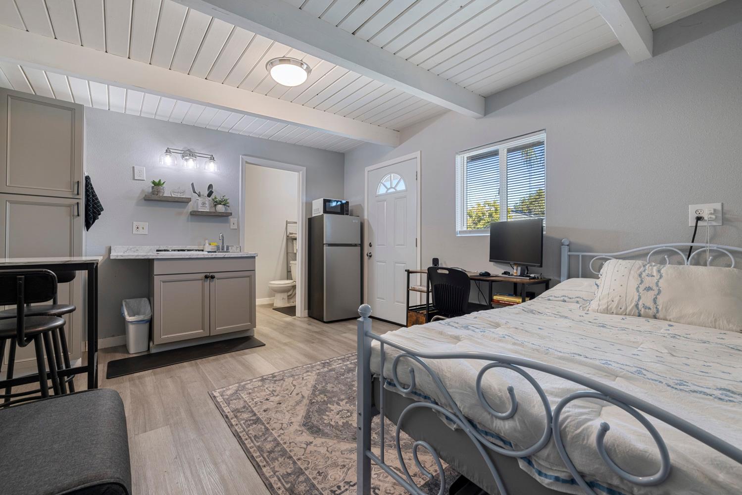 1002 Mount Vernon Dr, Modesto, CA 95350