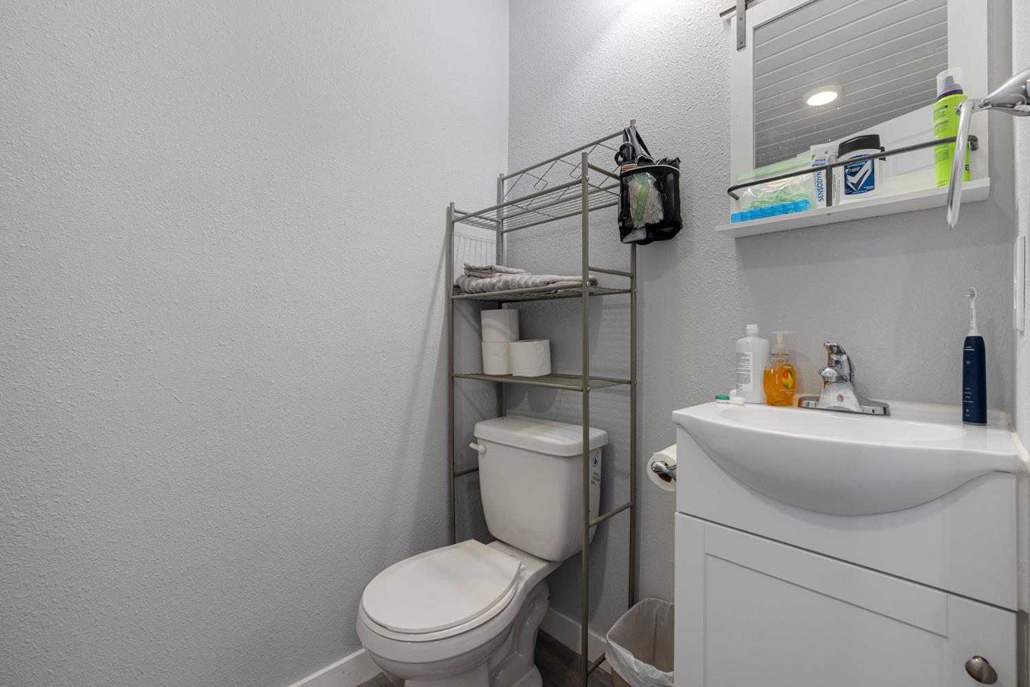 1002 Mount Vernon Dr, Modesto, CA 95350