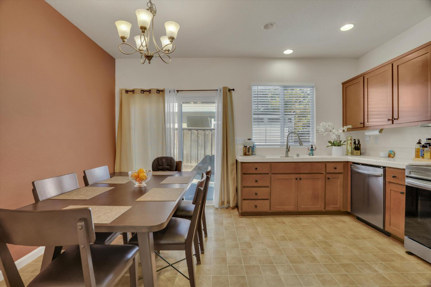 1494 Hearthsong Dr, Manteca, CA 95337
