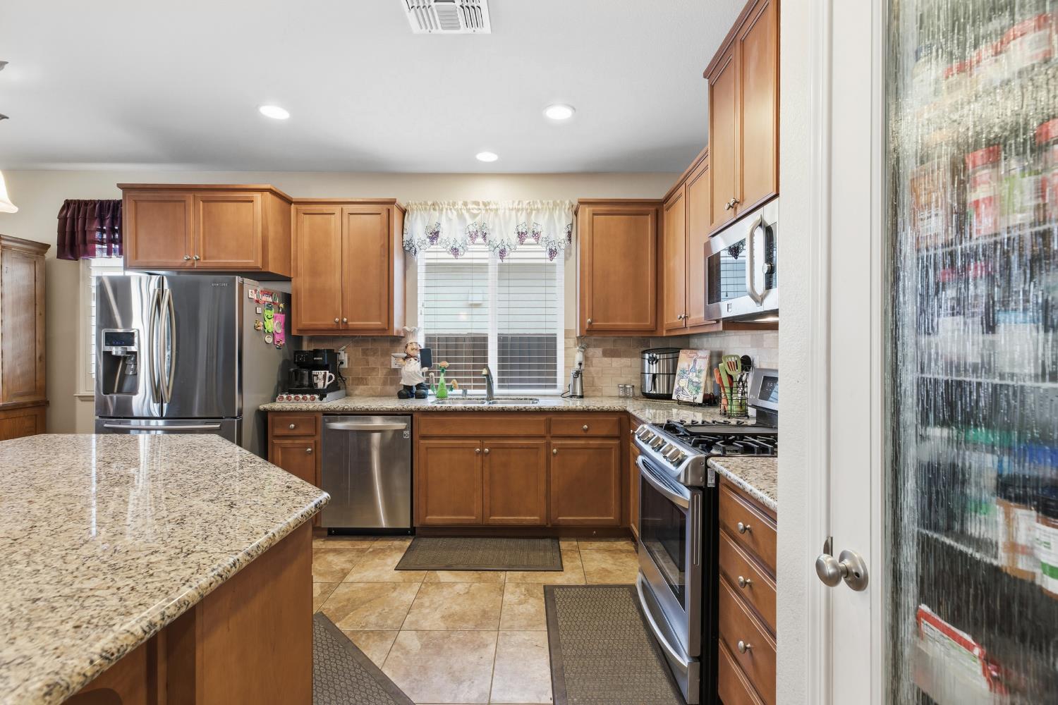 1061 Alba St, Manteca, CA 95337