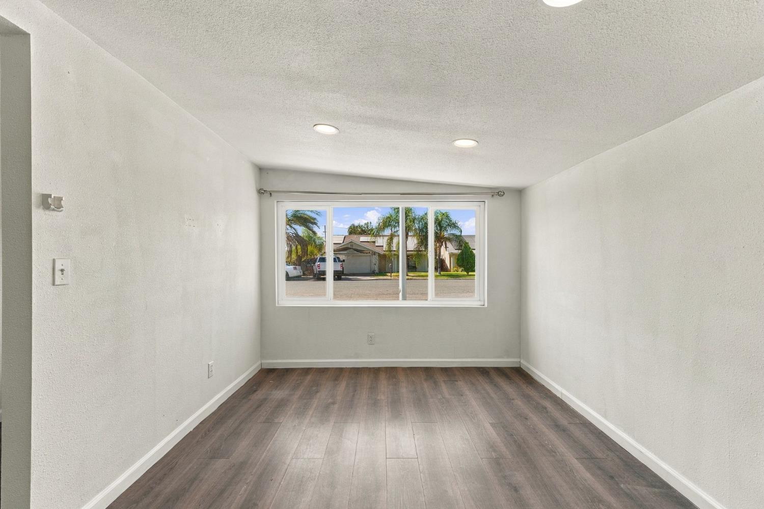 915 Sonora St, Madera, CA 93638