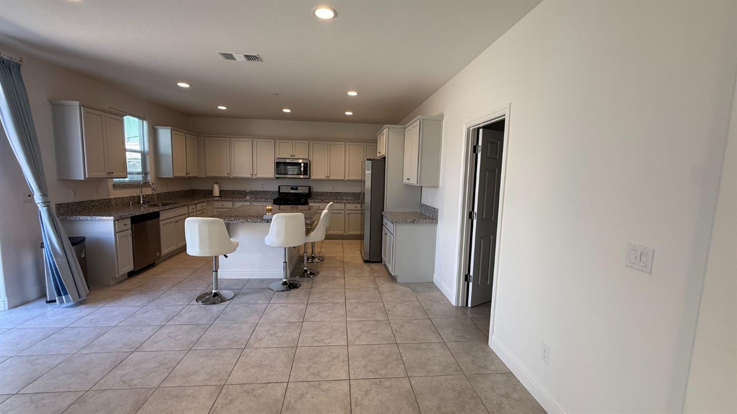 2044 Edward St, Los Banos, CA 93635