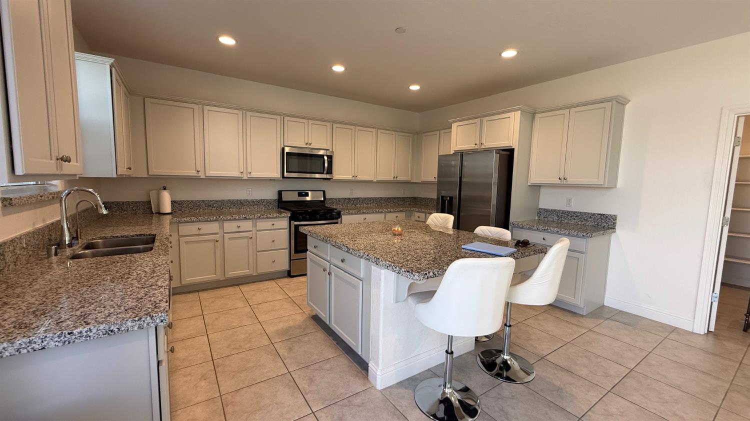 2044 Edward St, Los Banos, CA 93635