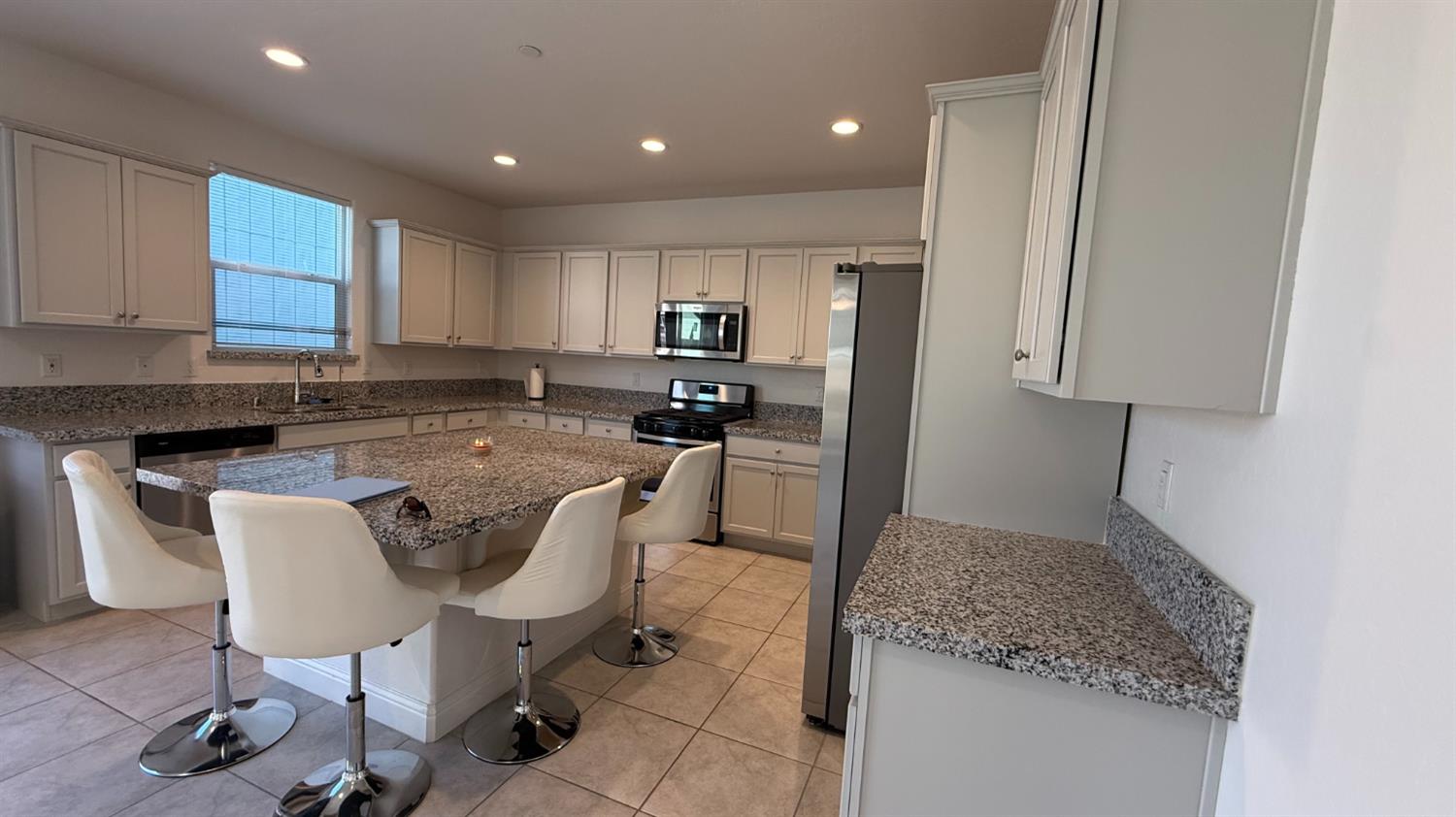 2044 Edward St, Los Banos, CA 93635