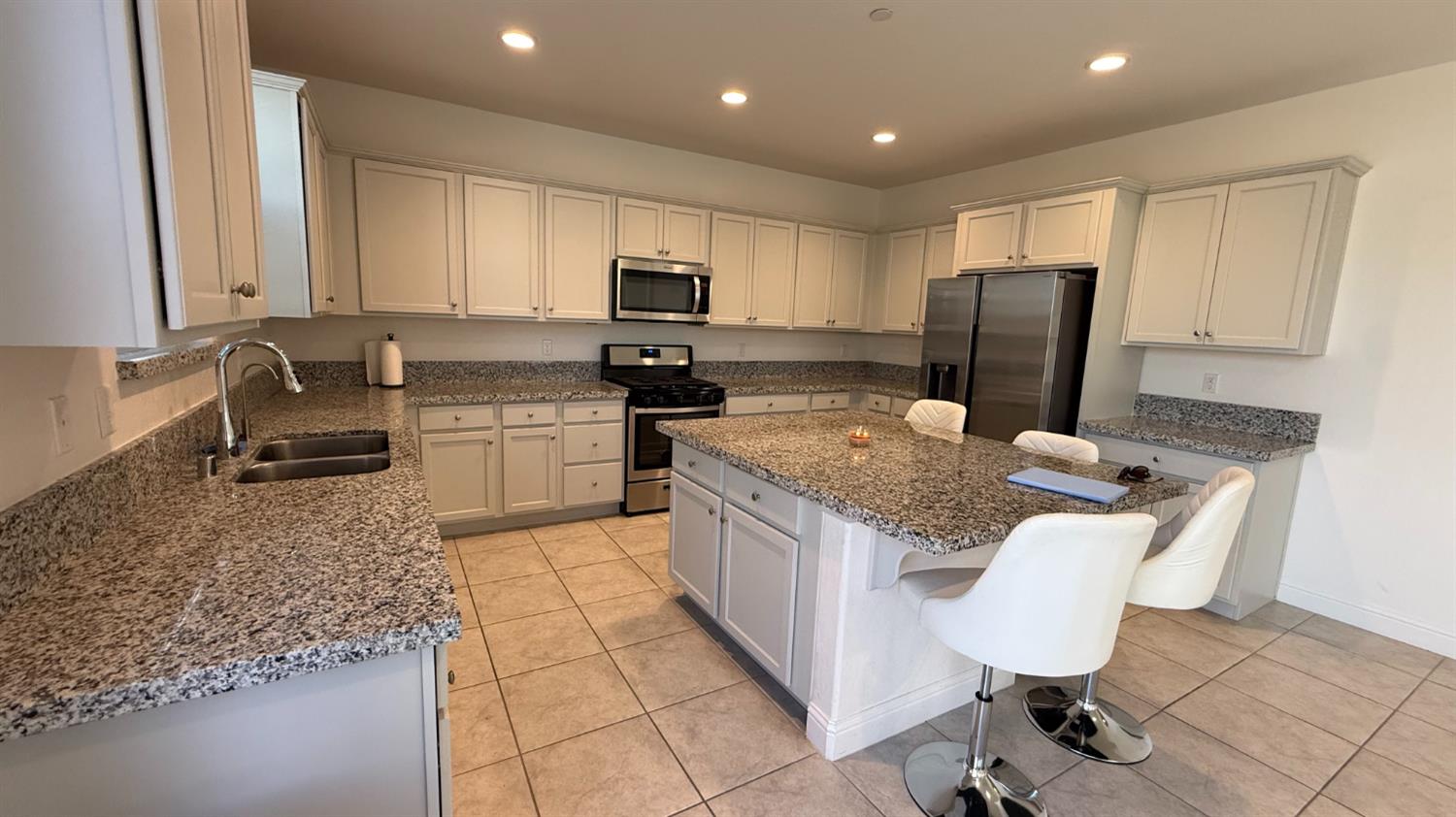 2044 Edward St, Los Banos, CA 93635
