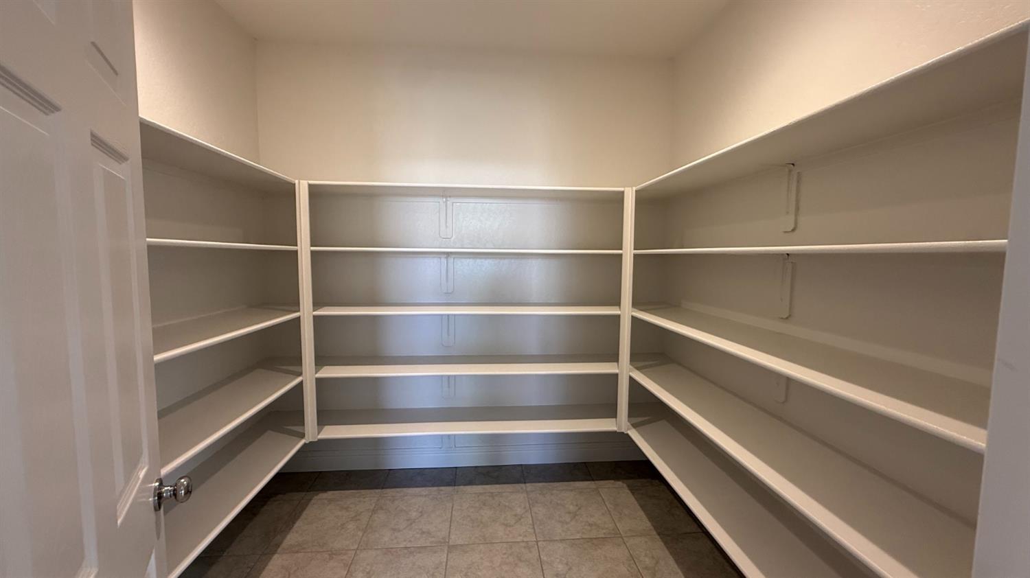 2044 Edward St, Los Banos, CA 93635