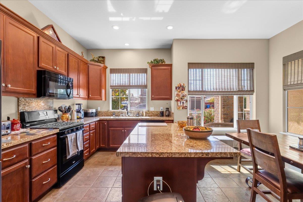 1981 Salvador Way, Manteca, CA 95336