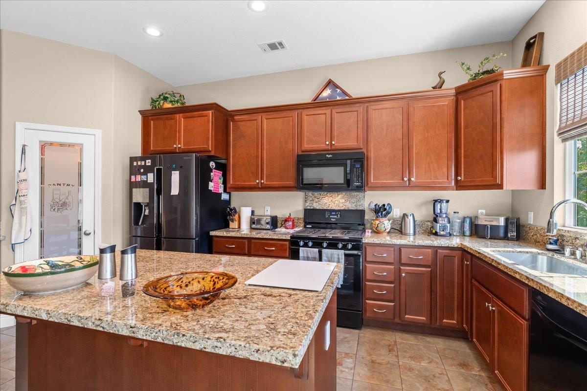1981 Salvador Way, Manteca, CA 95336