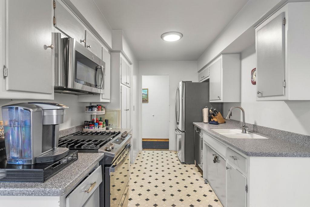 1018 Huntington Dr, Modesto, CA 95350