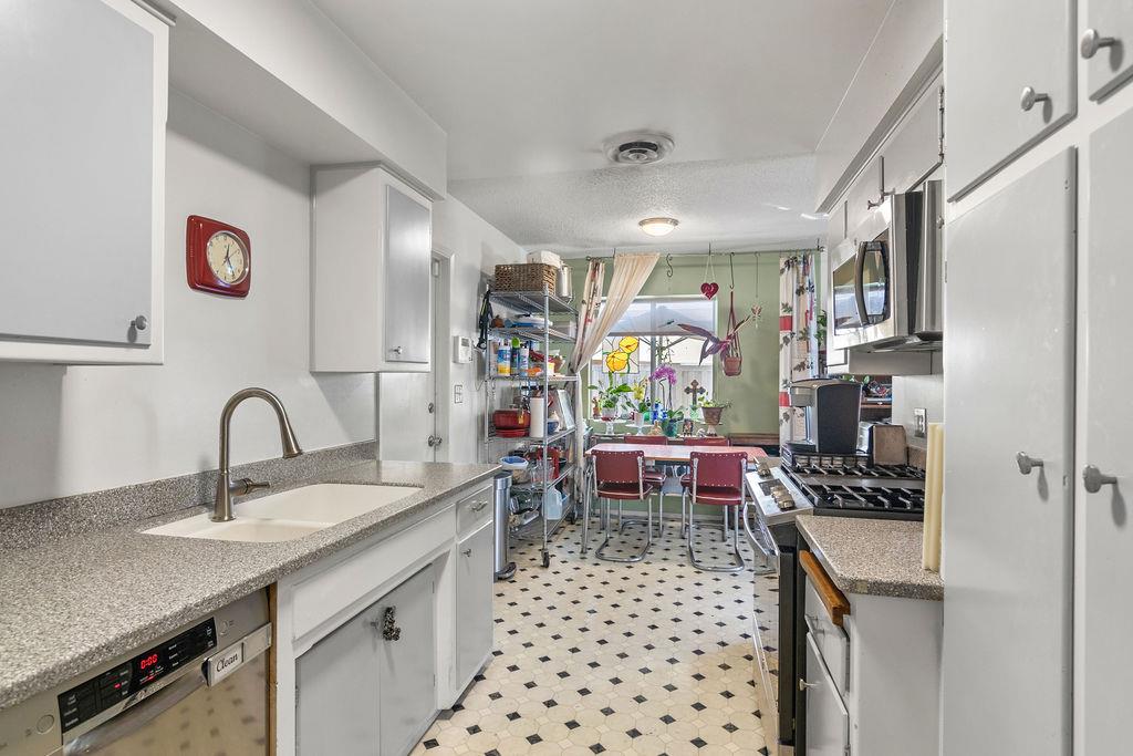 1018 Huntington Dr, Modesto, CA 95350