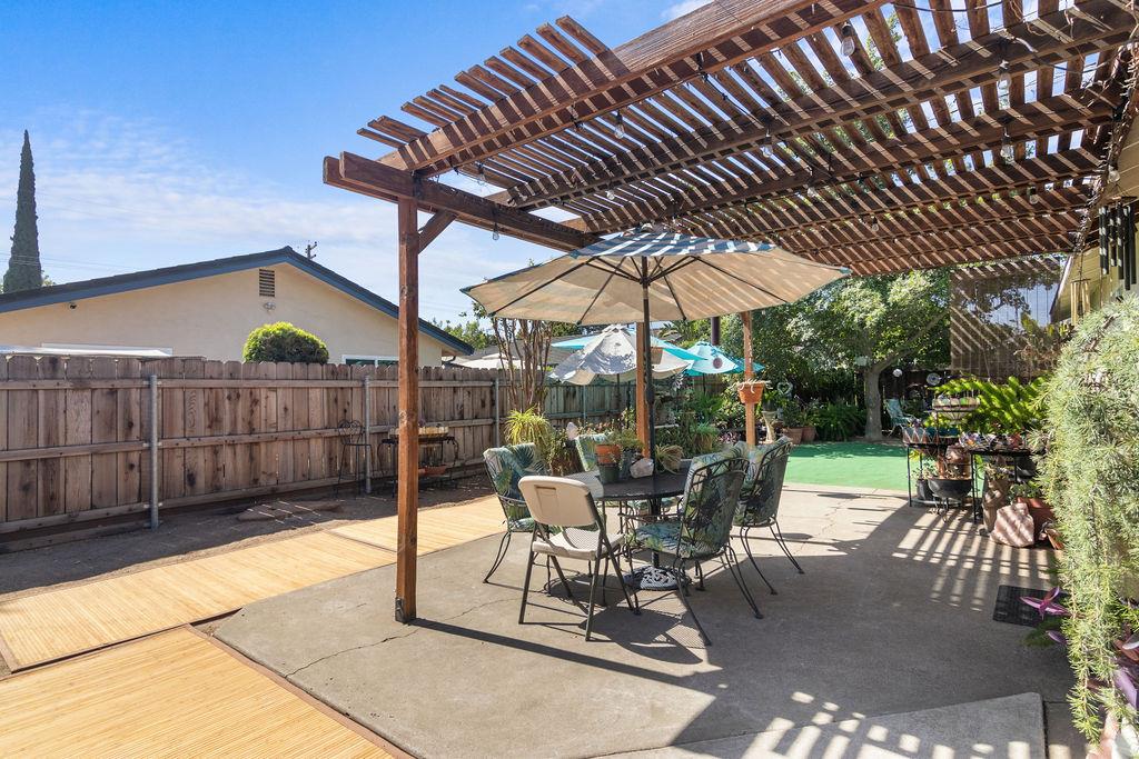 1018 Huntington Dr, Modesto, CA 95350