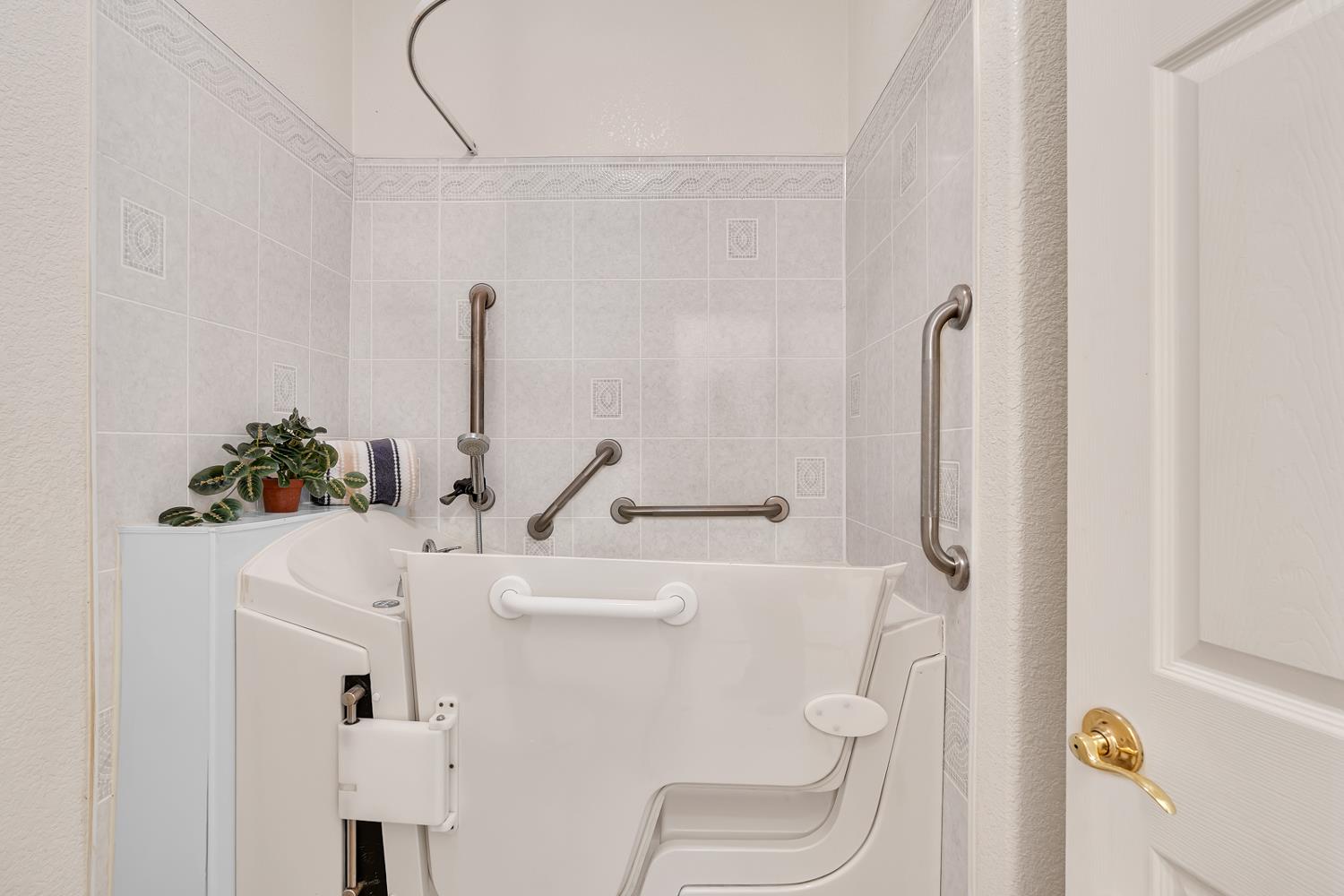 2957 La Vina Cir, Los Banos, CA 93635