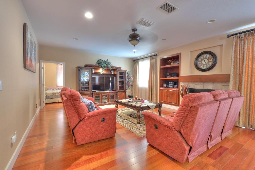 1528 Rose Garden Ct, Modesto, CA 95356