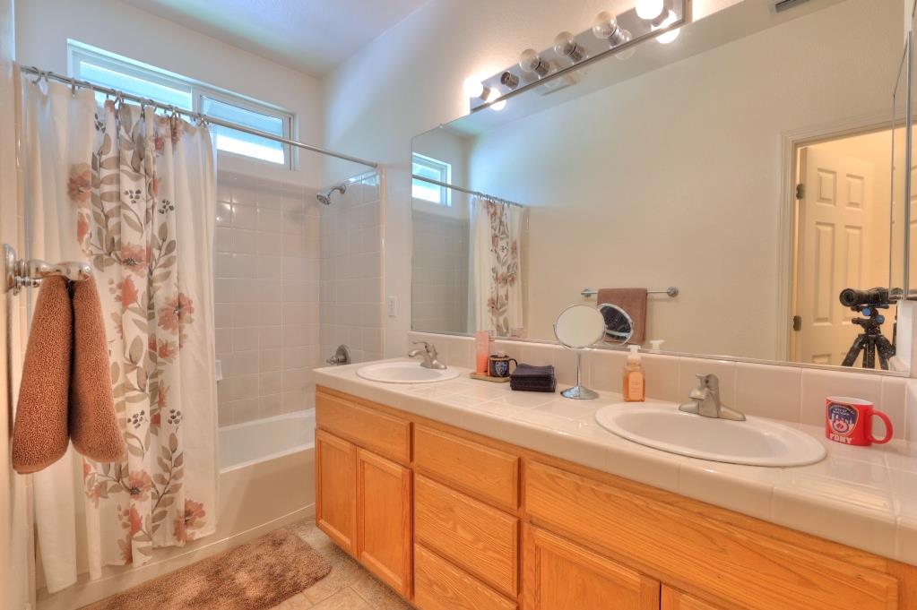 1528 Rose Garden Ct, Modesto, CA 95356