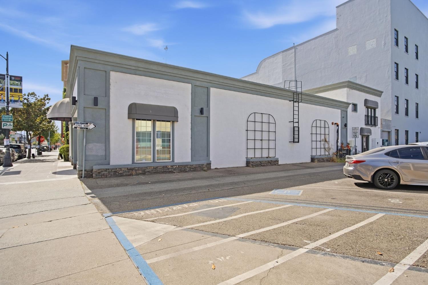 1111 J St, Modesto, CA 95354