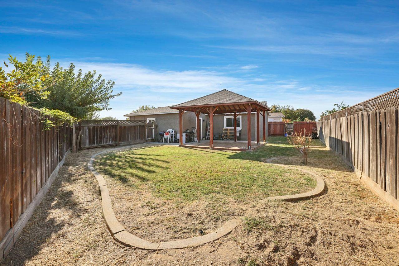 1000 Sunrise Ct, Livingston, CA 95334