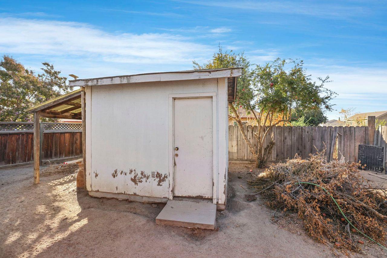 1000 Sunrise Ct, Livingston, CA 95334