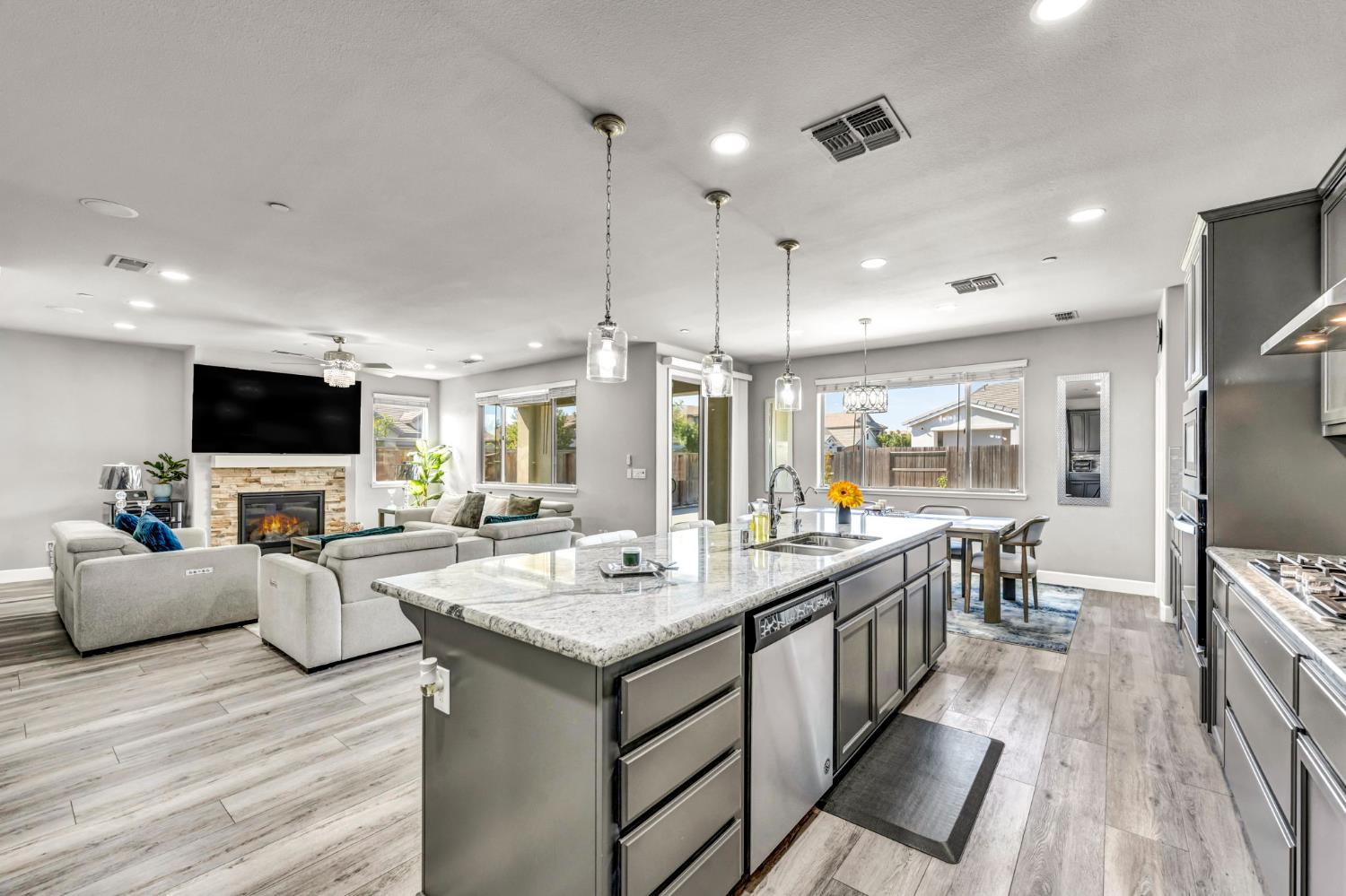1693 Harvest Ln, Manteca, CA 95337
