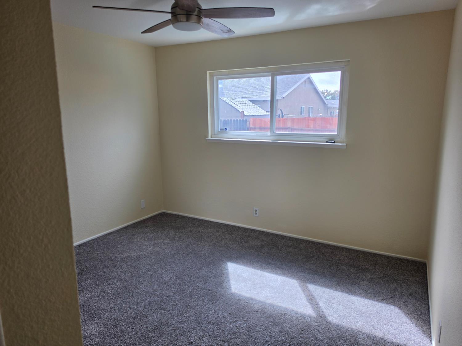 292 Dana Ct, Manteca, CA 95336