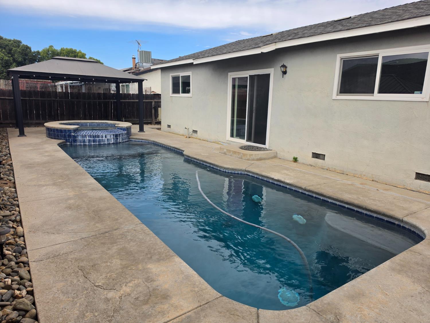 292 Dana Ct, Manteca, CA 95336