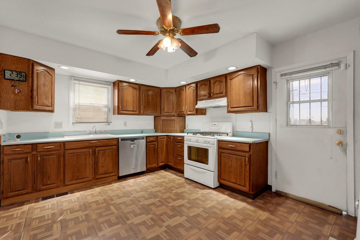 1645 Victoria Dr, Modesto, CA 95351