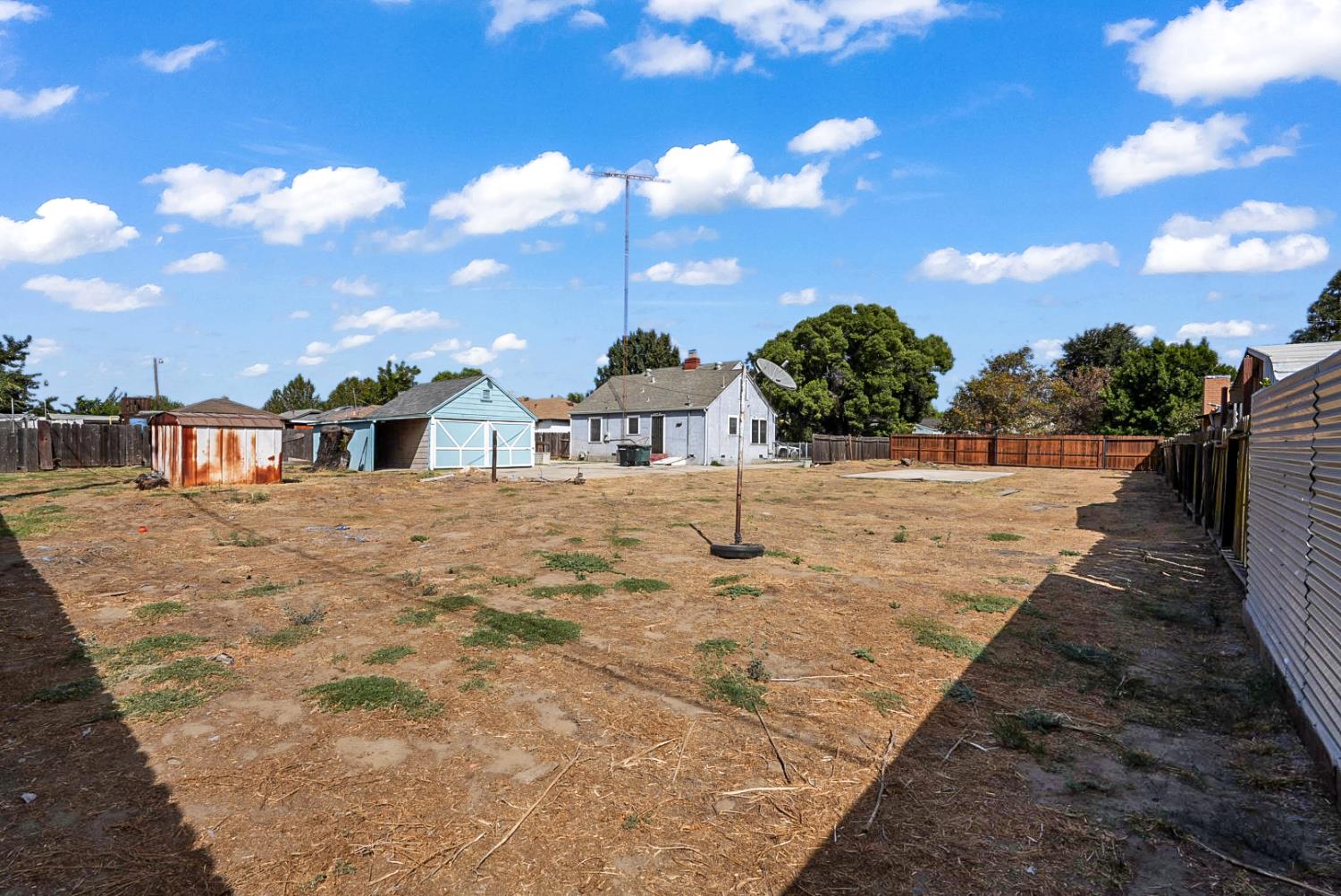 1645 Victoria Dr, Modesto, CA 95351