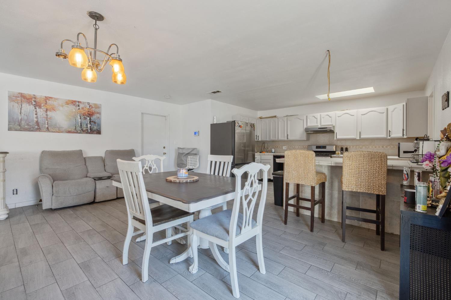 916 E Elm St, Hanford, CA 93230