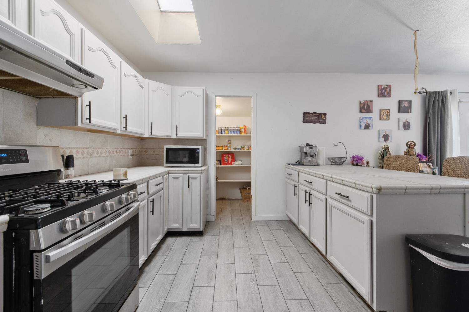 916 E Elm St, Hanford, CA 93230
