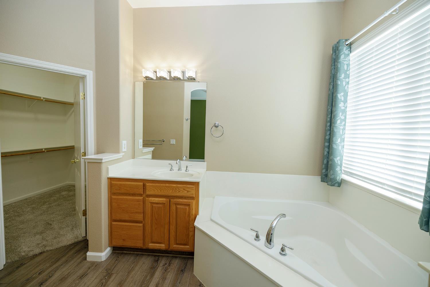 446 1St, Escalon, CA 95320