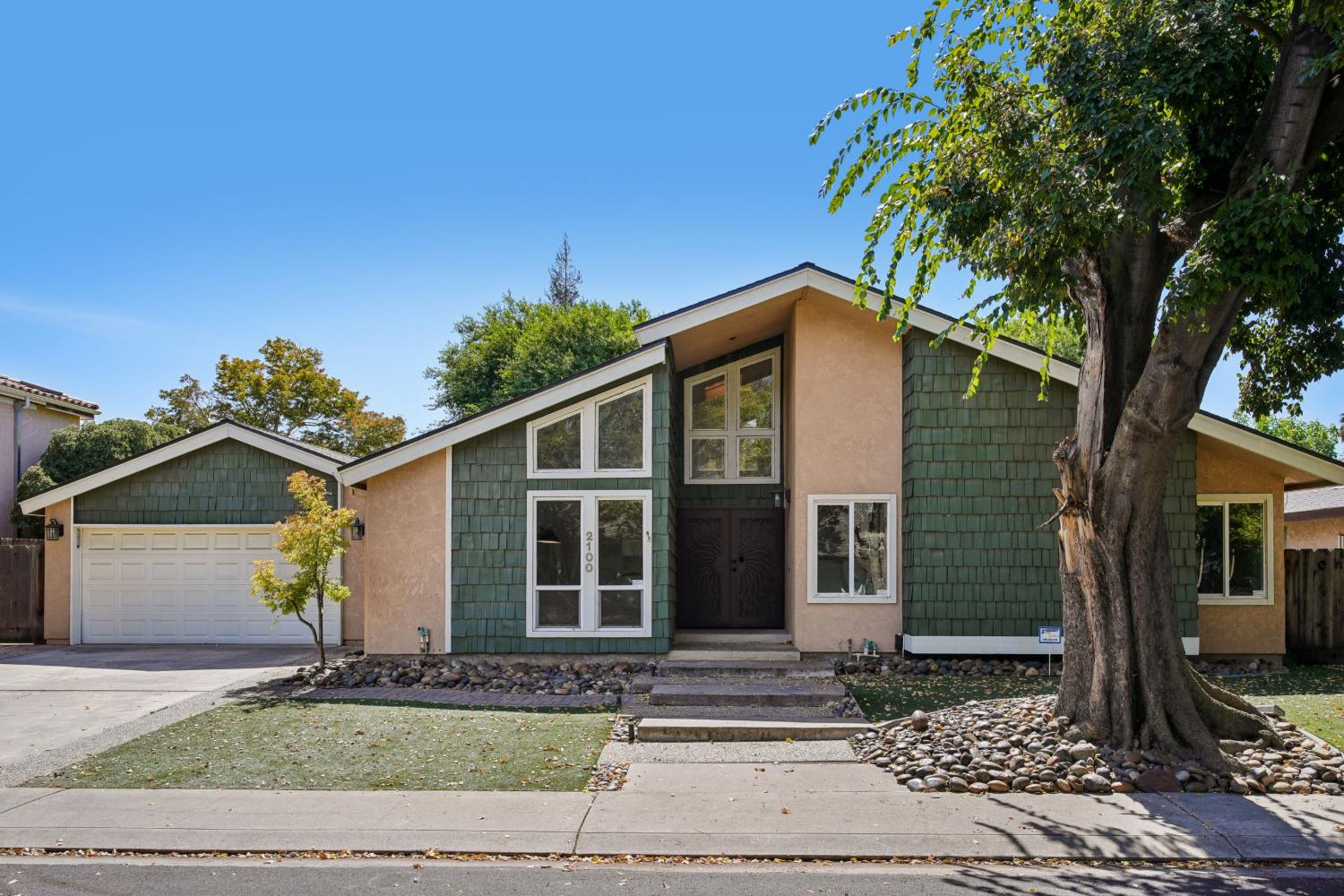 2100 Sandpoint Dr, Modesto, CA 95358