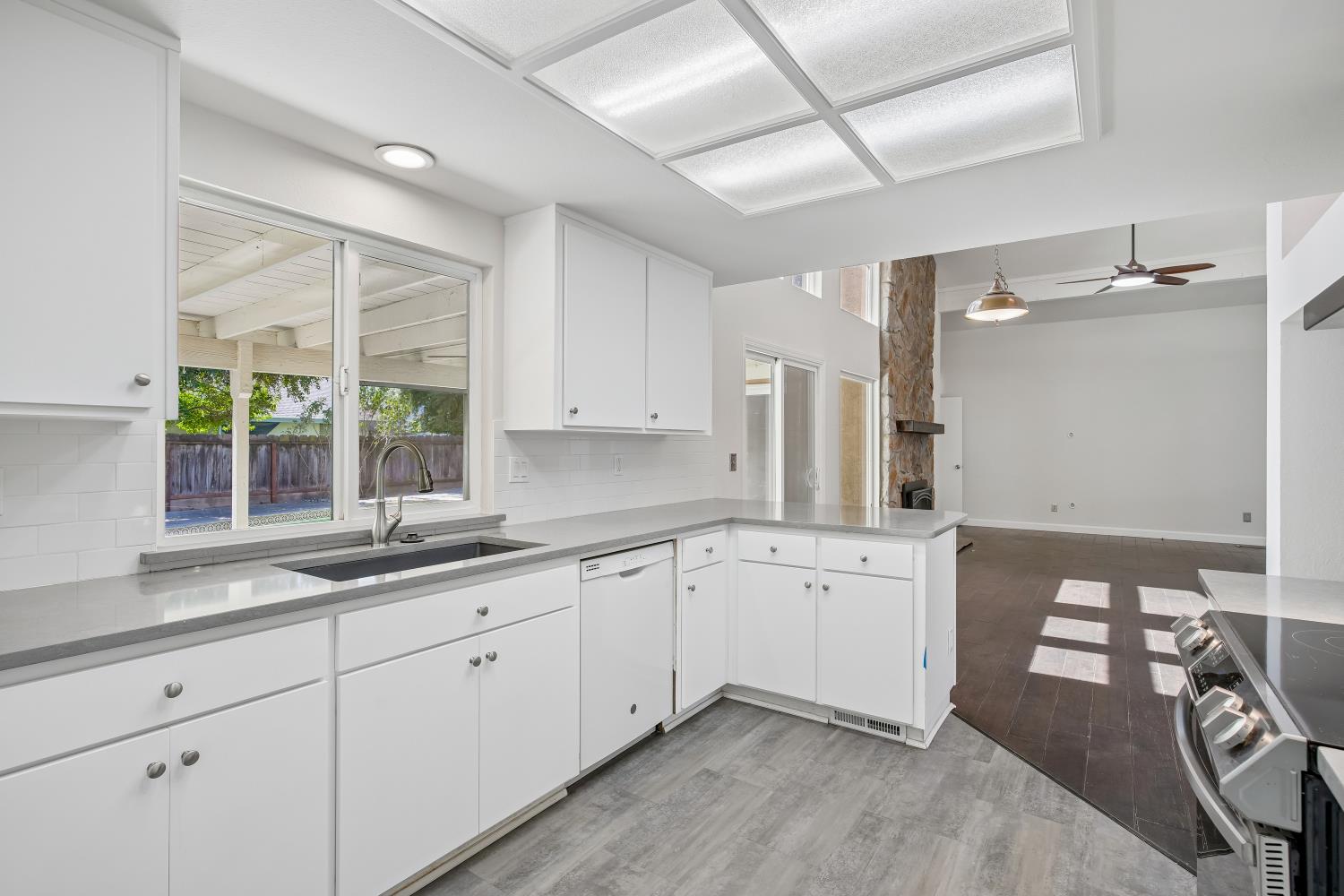 2100 Sandpoint Dr, Modesto, CA 95358