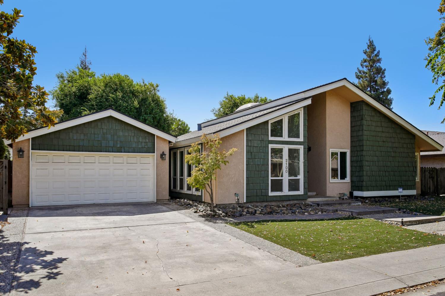 2100 Sandpoint Dr, Modesto, CA 95358