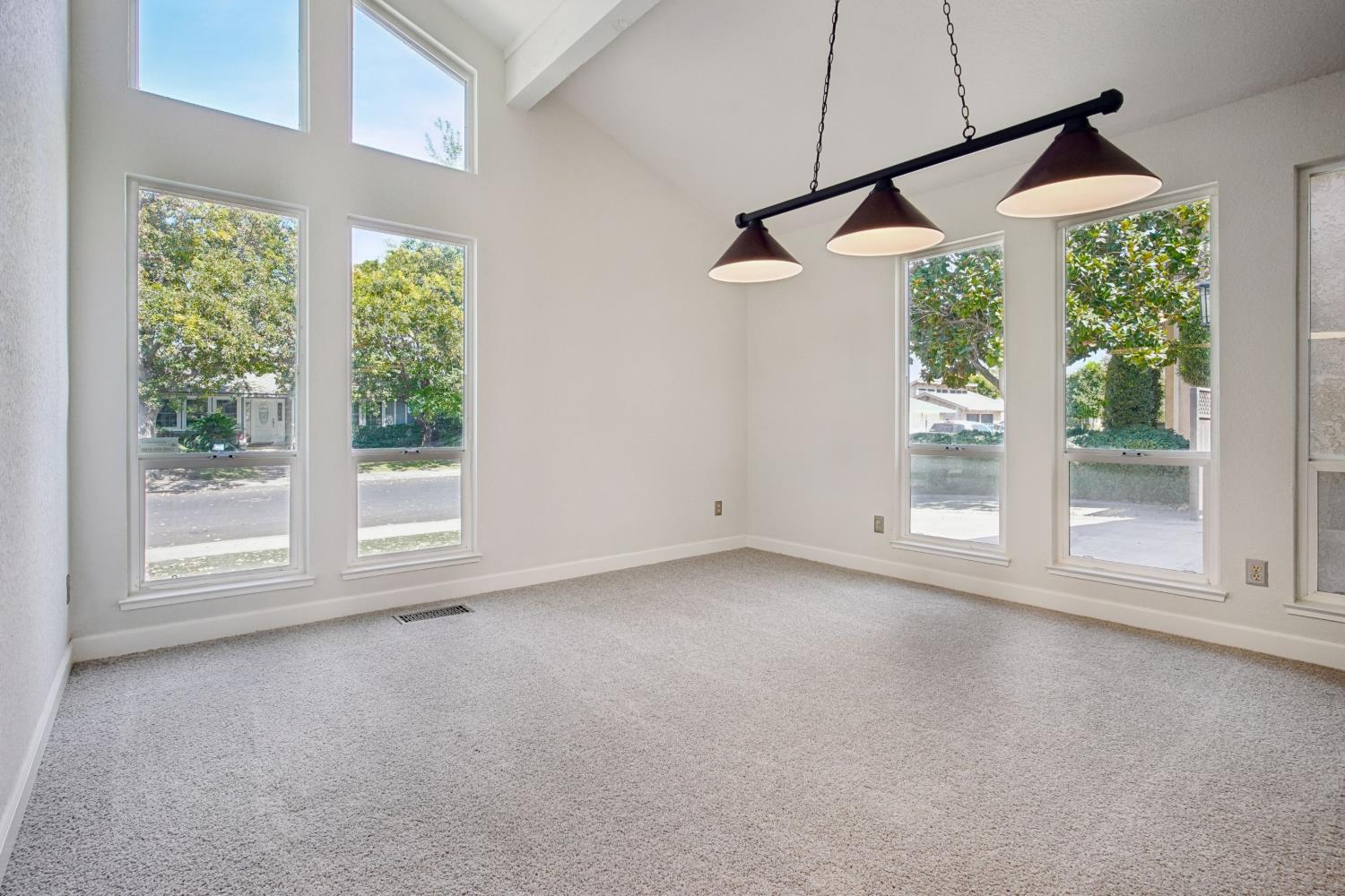 2100 Sandpoint Dr, Modesto, CA 95358